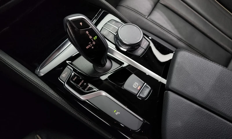 BMW 520 5 Series (G30) 520I Luxury, снимка 9 - Автомобили и джипове - 52926323