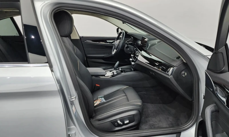 BMW 520 5 Series (G30) 520I Luxury, снимка 11 - Автомобили и джипове - 52926323