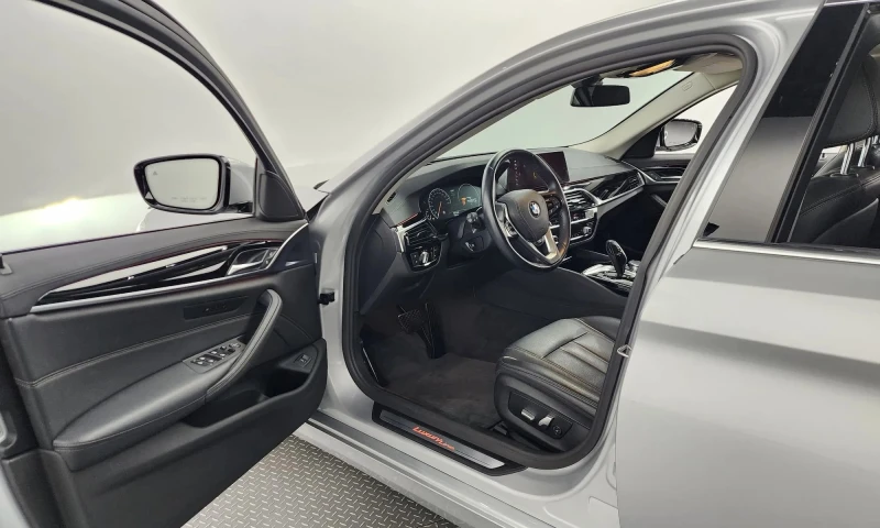 BMW 520 5 Series (G30) 520I Luxury, снимка 10 - Автомобили и джипове - 52926323
