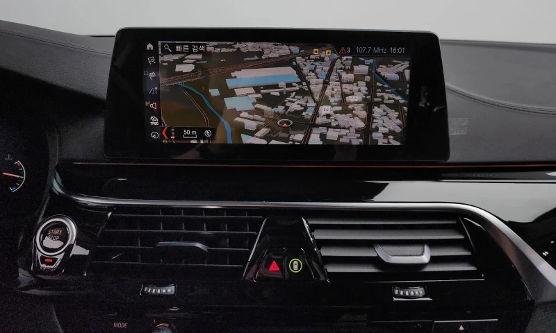 BMW 520 5 Series (G30) 520I Luxury, снимка 14 - Автомобили и джипове - 52926323