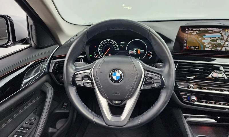BMW 520 5 Series (G30) 520I Luxury, снимка 13 - Автомобили и джипове - 52926323