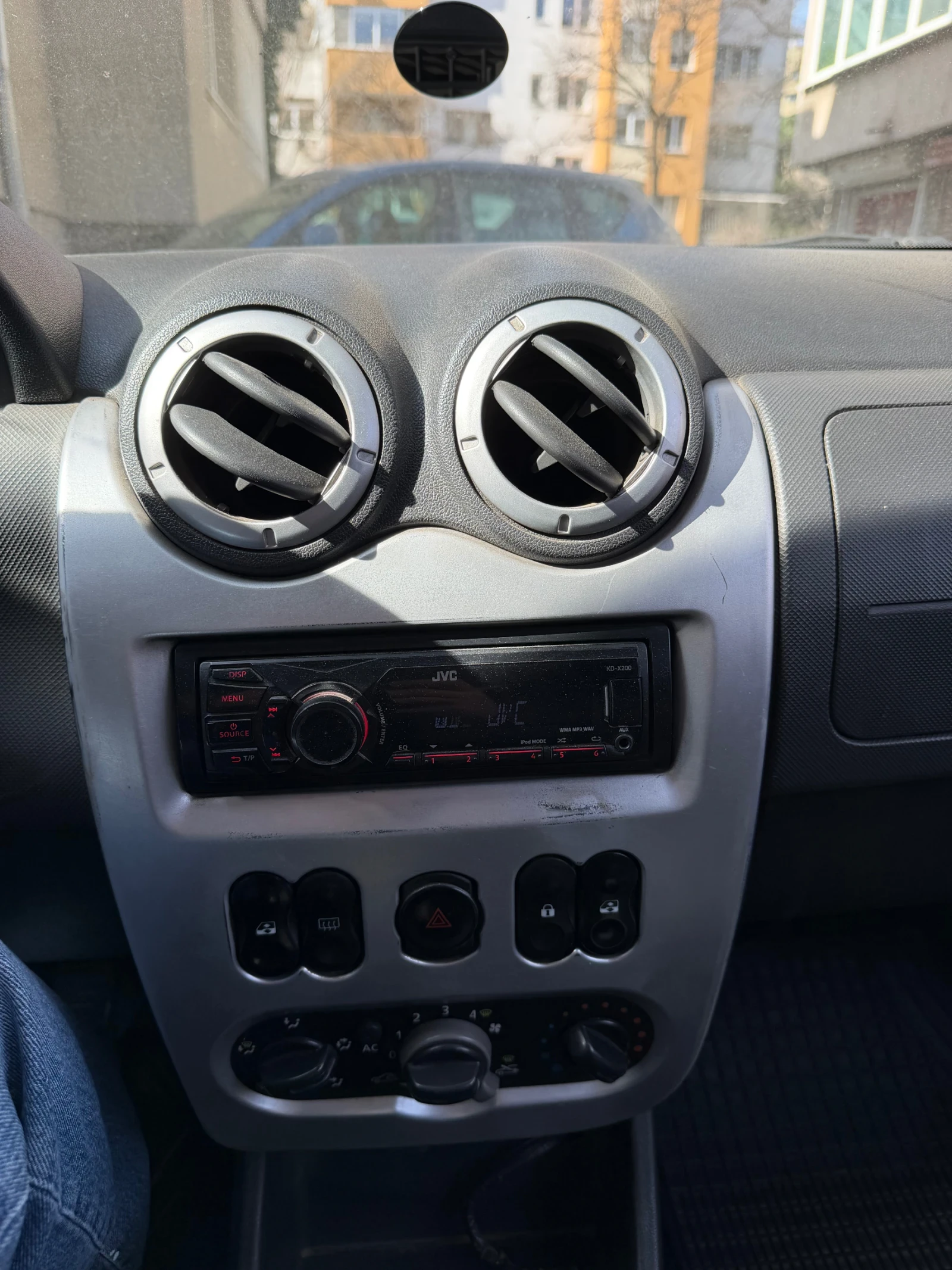 Dacia Logan, снимка 16 - Автомобили и джипове - 53965406