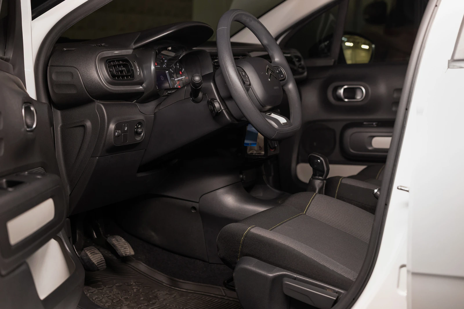 Citroen C3 1.2 PureTech * БЕНЗИН * ИКОНОМИЧЕН * Ел. СТЪКЛА, снимка 9 - Автомобили и джипове - 54068092