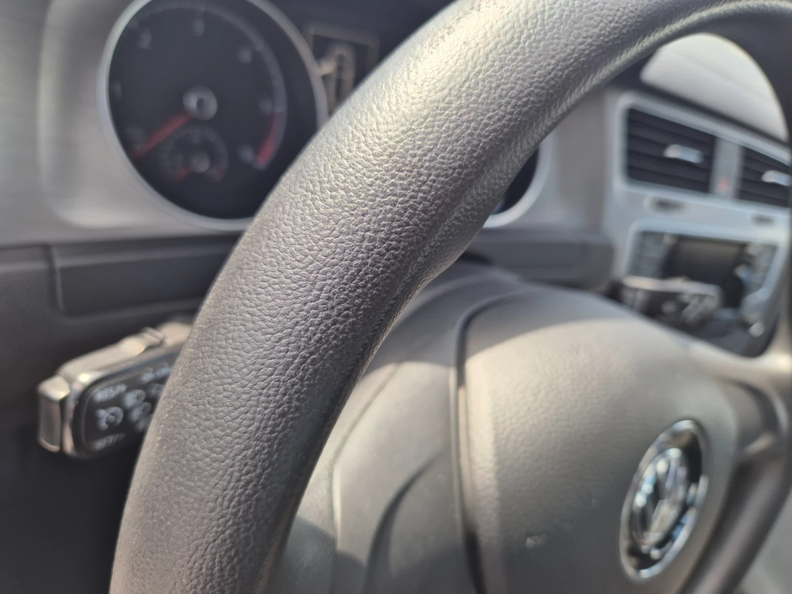 VW Golf 1.6 TDI, снимка 15 - Автомобили и джипове - 54153387