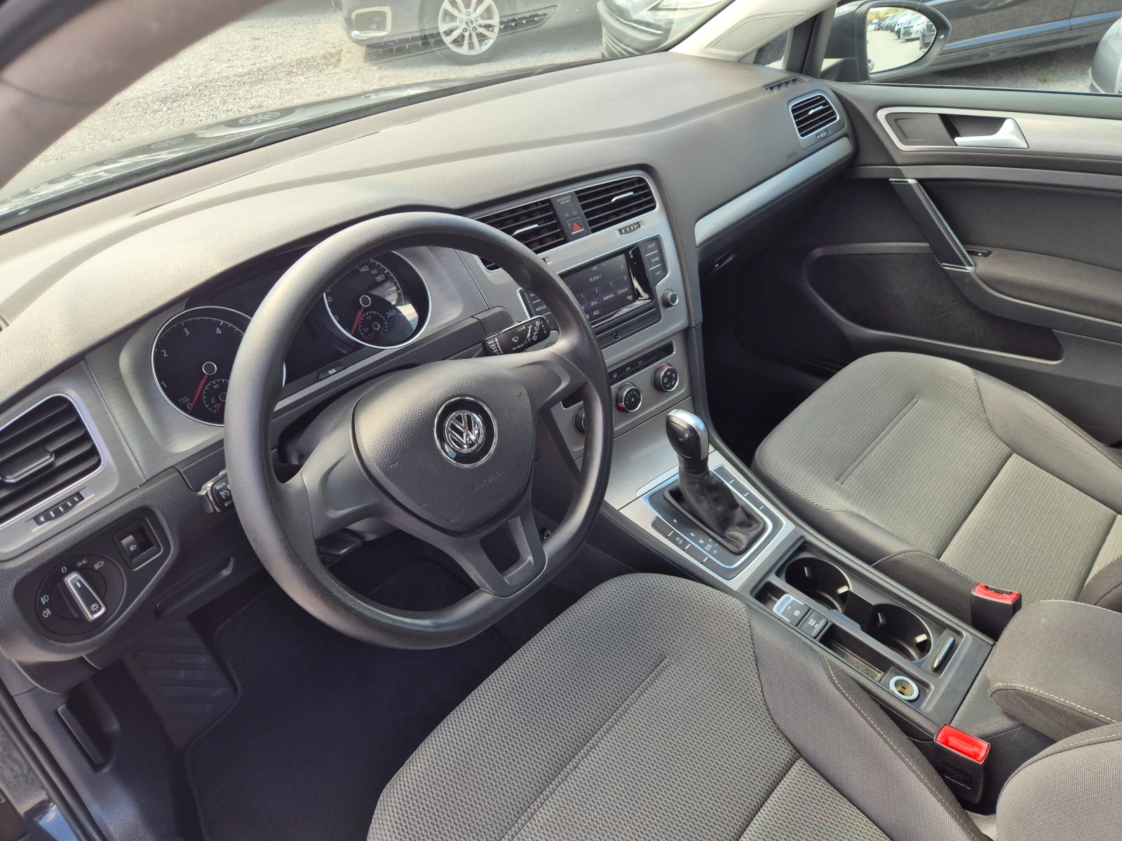 VW Golf 1.6 TDI, снимка 11 - Автомобили и джипове - 54153387