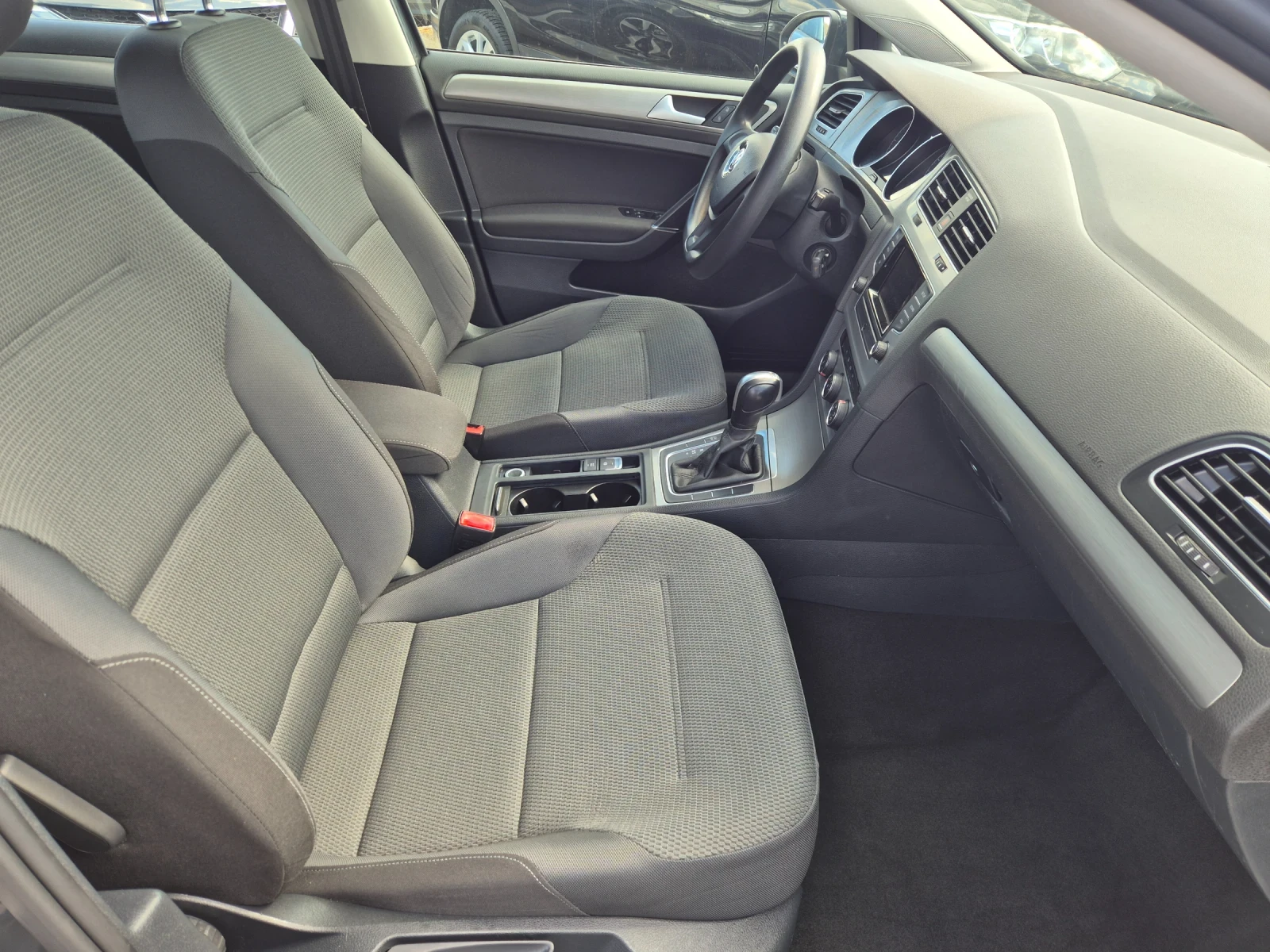 VW Golf 1.6 TDI, снимка 12 - Автомобили и джипове - 54153387