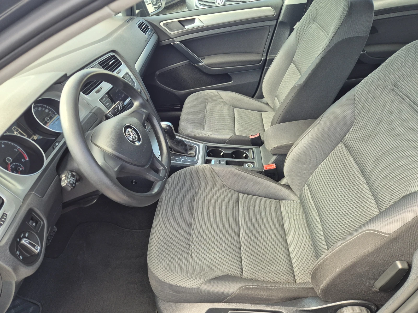 VW Golf 1.6 TDI, снимка 9 - Автомобили и джипове - 54153387