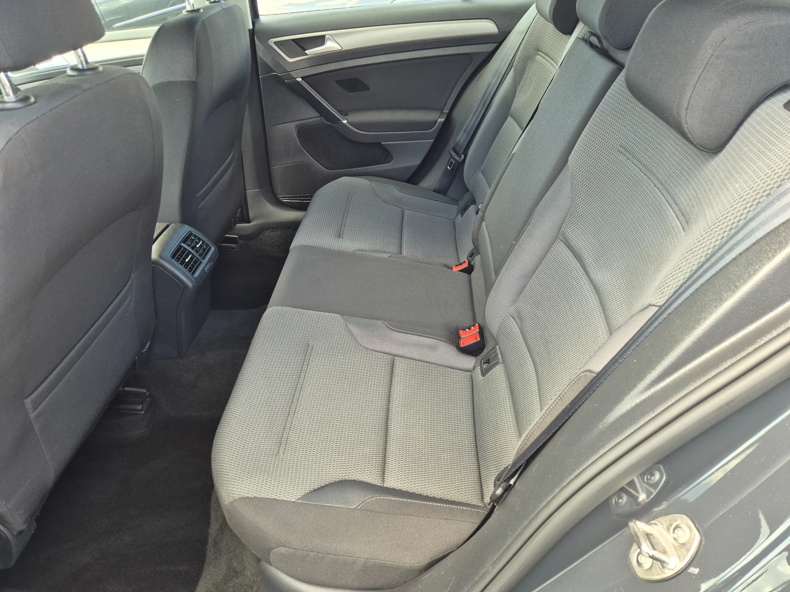 VW Golf 1.6 TDI, снимка 7 - Автомобили и джипове - 54153387