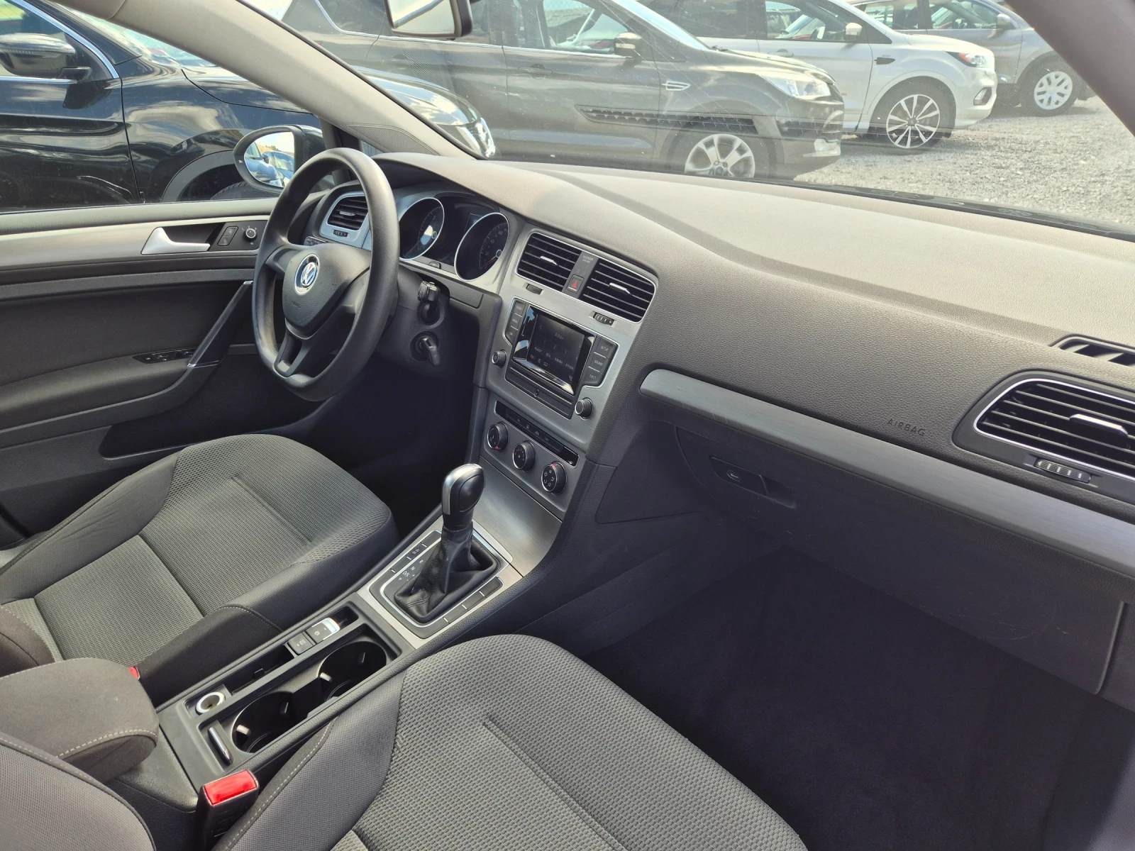 VW Golf 1.6 TDI, снимка 10 - Автомобили и джипове - 54153387