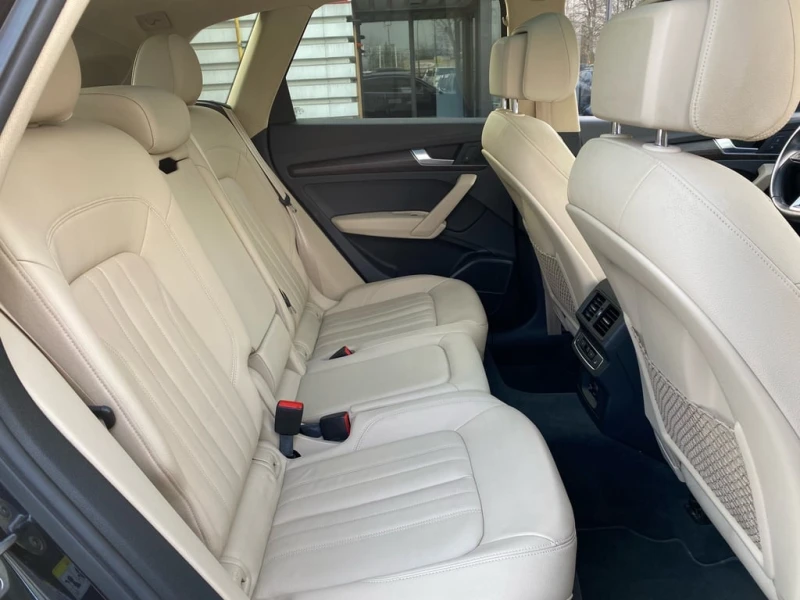 Audi Q5 * 2.0T | Technik | Panoramic Sunroof * CARFAX * ЦЕ, снимка 12 - Автомобили и джипове - 52727485