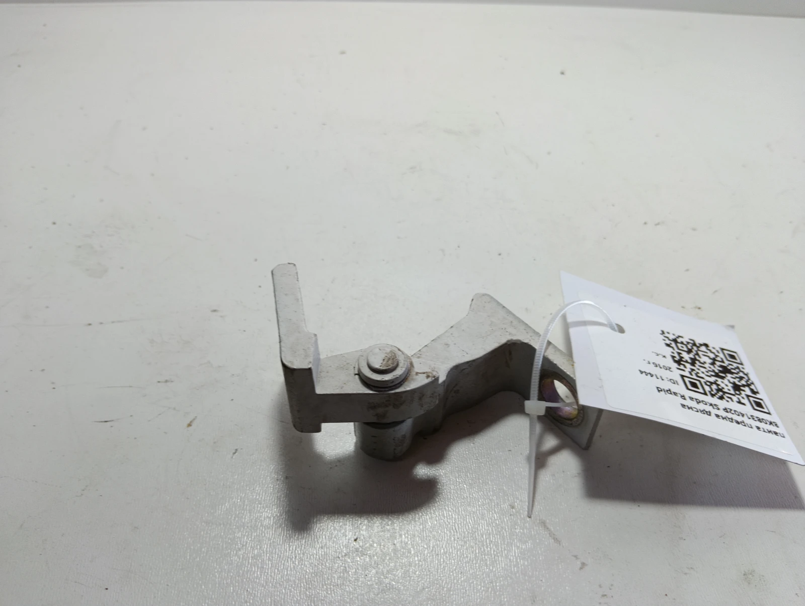 панта предна дясна 8K0831402P Skoda Rapid