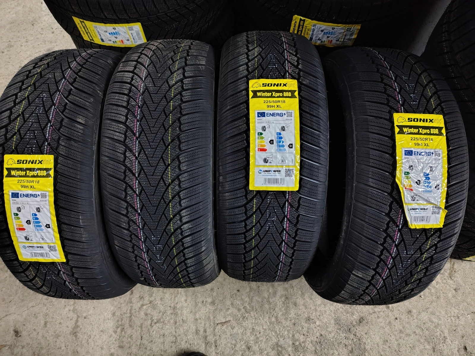 Гуми Зимни 225/50R18, снимка 2 - Гуми и джанти - 53941470
