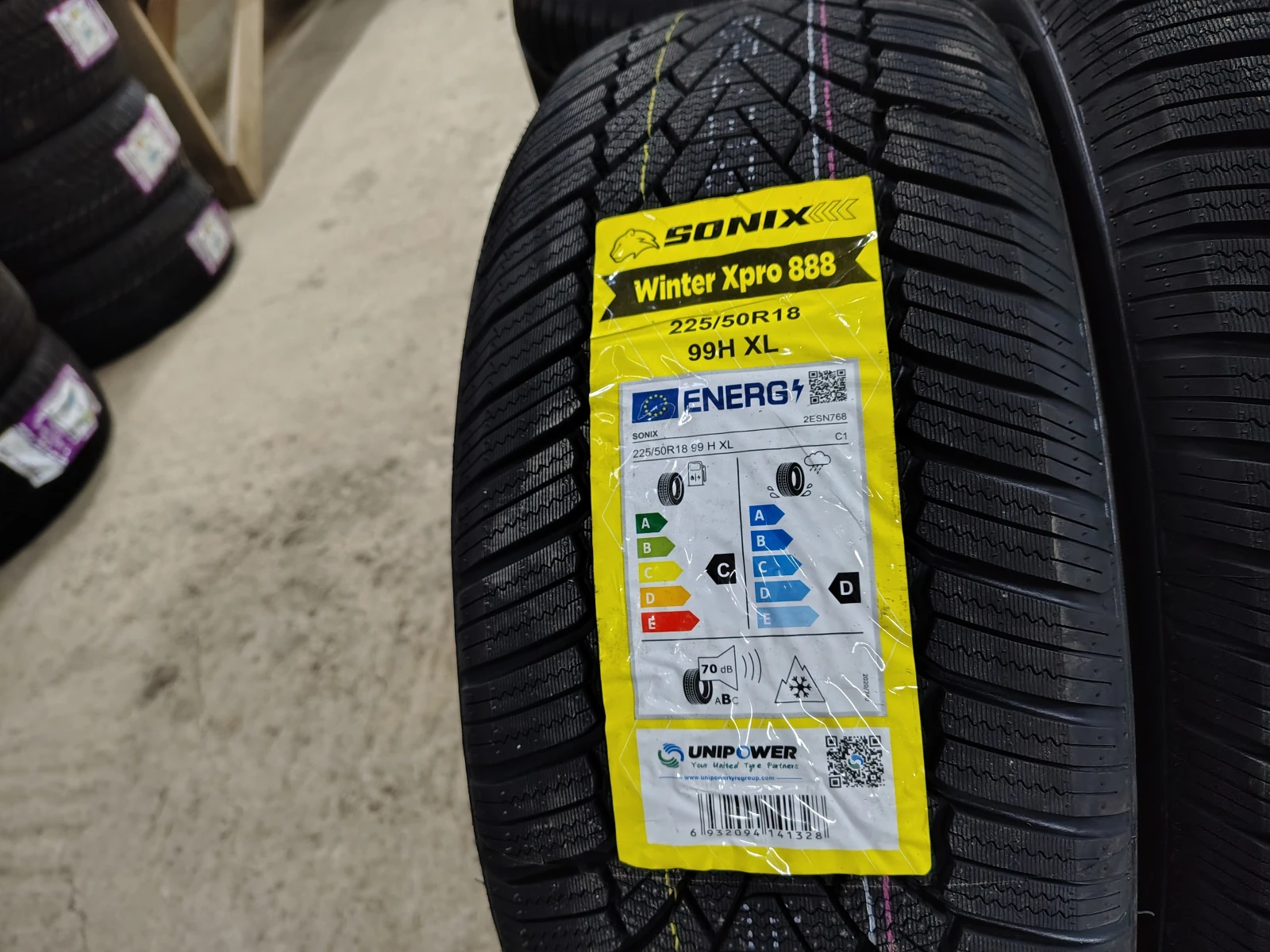 Гуми Зимни 225/50R18, снимка 3 - Гуми и джанти - 53941470