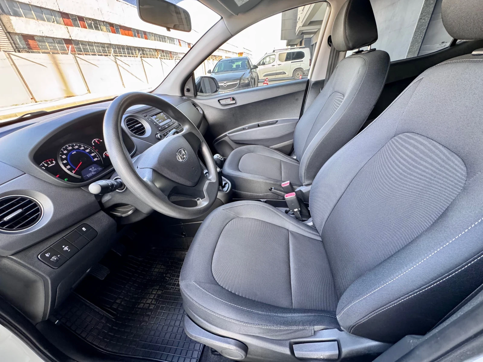 Hyundai I10 Като Нов, снимка 8 - Автомобили и джипове - 53841516