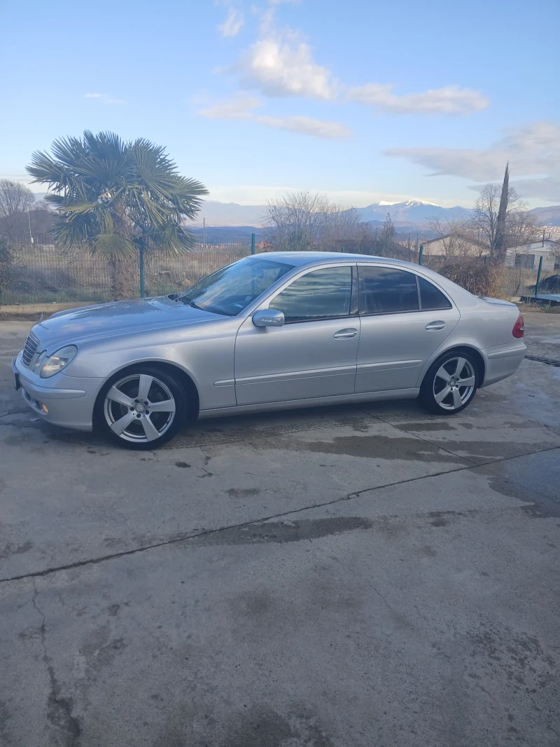 Mercedes-Benz E 220, снимка 7 - Автомобили и джипове - 48340349