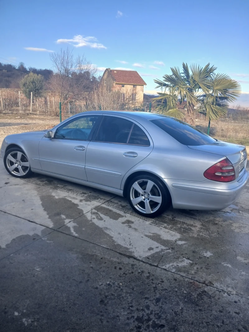 Mercedes-Benz E 220, снимка 5 - Автомобили и джипове - 48340349