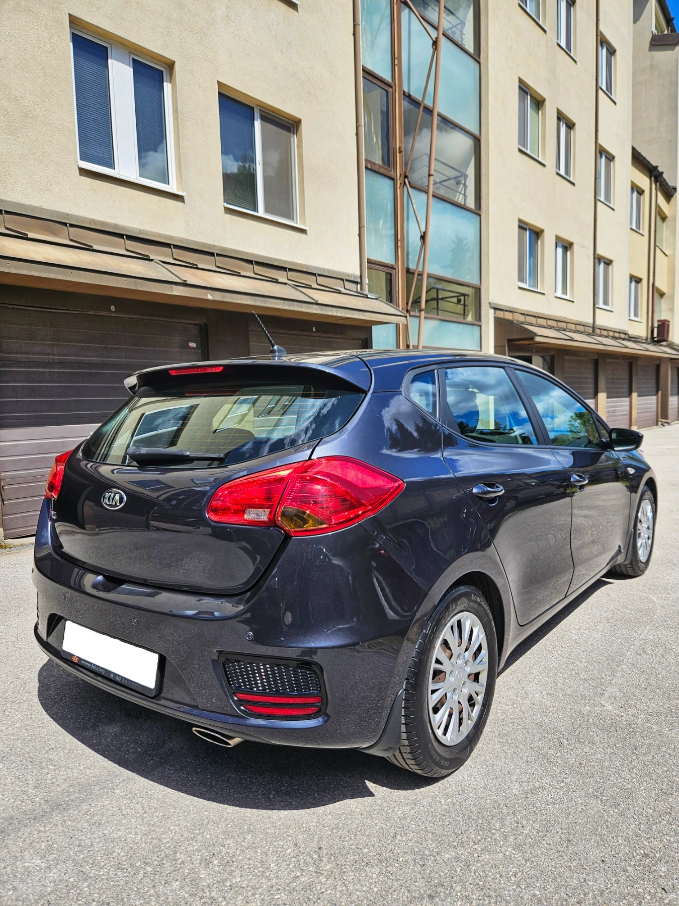 Kia Ceed 1.4i 100 к.с. LPG Закупена от Киа България - изображение 7