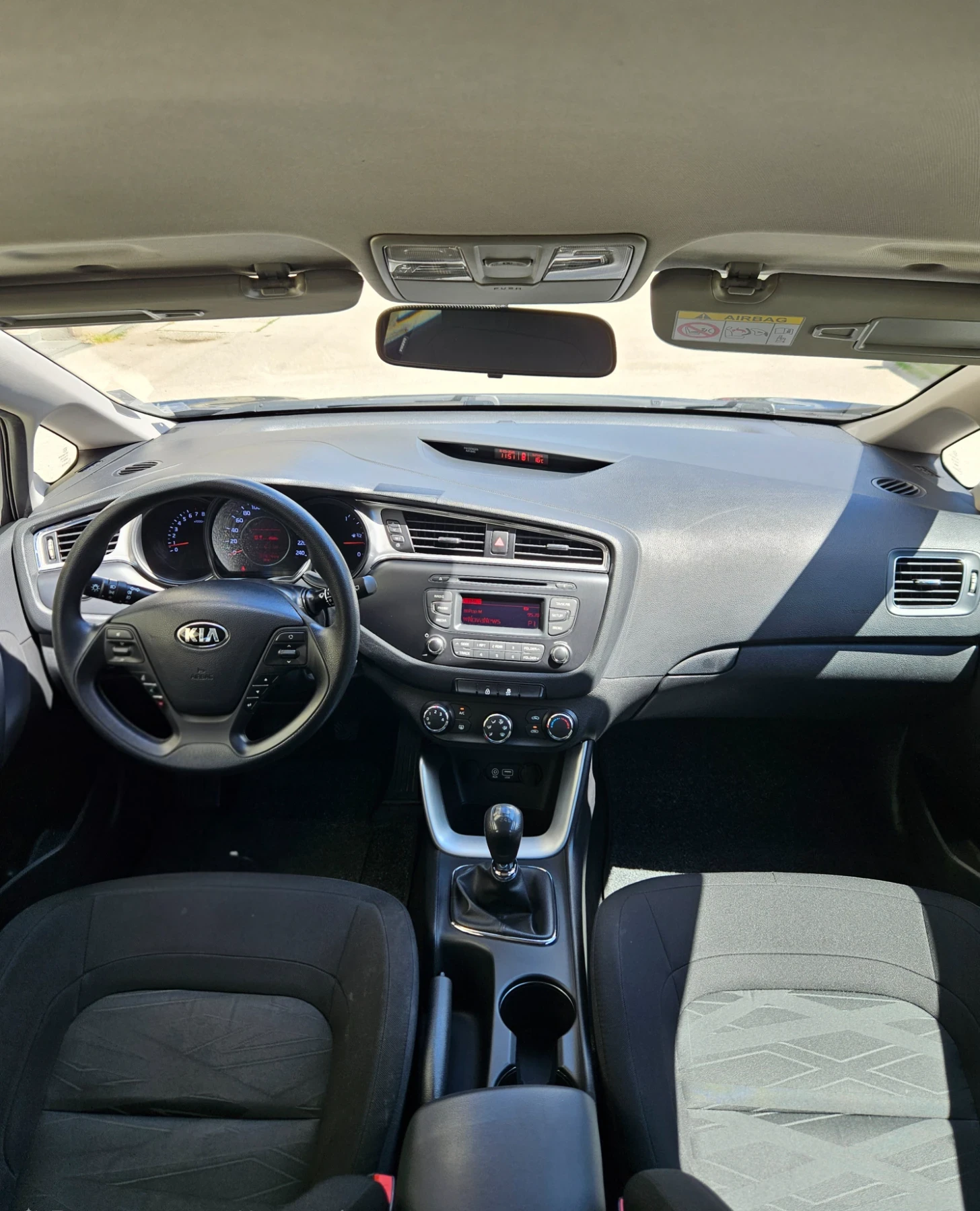 Kia Ceed 1.4i 100 к.с. LPG Закупена от Киа България - изображение 9