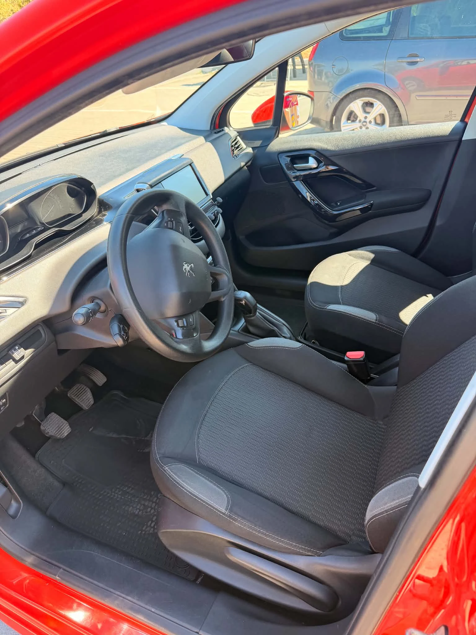 Peugeot 208 2016* ПЪРВИ СОБСТВЕНИК * ГАЗ * КАСКО * ОБСЛУЖЕНА, снимка 10 - Автомобили и джипове - 55444099