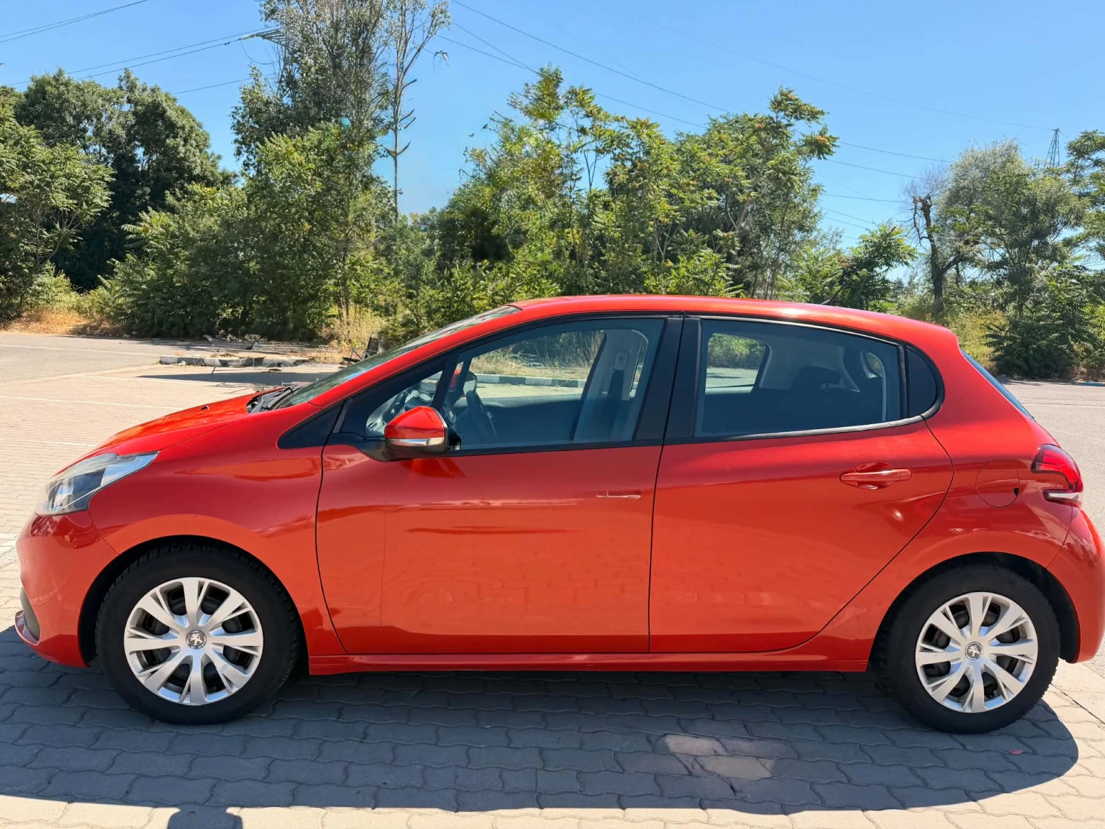 Peugeot 208 2016* ПЪРВИ СОБСТВЕНИК * ГАЗ * КАСКО * ОБСЛУЖЕНА, снимка 2 - Автомобили и джипове - 55444099