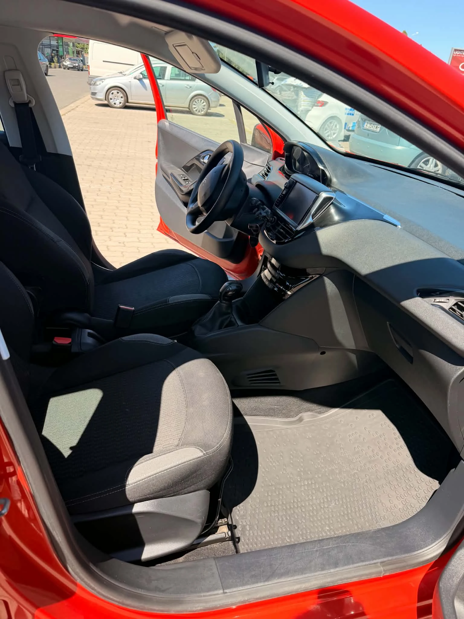 Peugeot 208 2016* ПЪРВИ СОБСТВЕНИК * ГАЗ * КАСКО * ОБСЛУЖЕНА, снимка 14 - Автомобили и джипове - 55444099