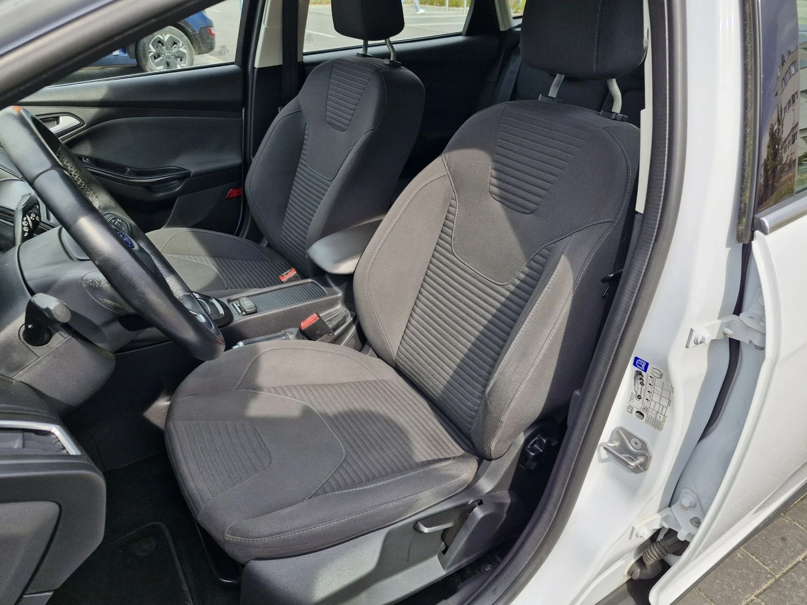 Ford Focus 2.0 TDCI, автомат, автопаркиране, снимка 13 - Автомобили и джипове - 56450621