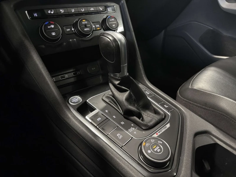 VW Tiguan Highline| 4MOTION| NAV| FENDERAUDIO| LEATHER| PANO, снимка 16 - Автомобили и джипове - 53341407
