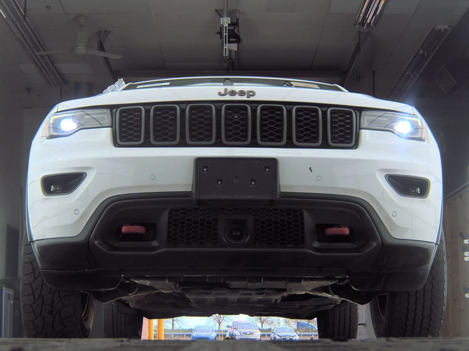 Jeep Grand cherokee TRAILHALK* 5.7* V8* 8ZF* ДИСТРОНИК* ОБДУХВАНЕ* КАМ - изображение 5
