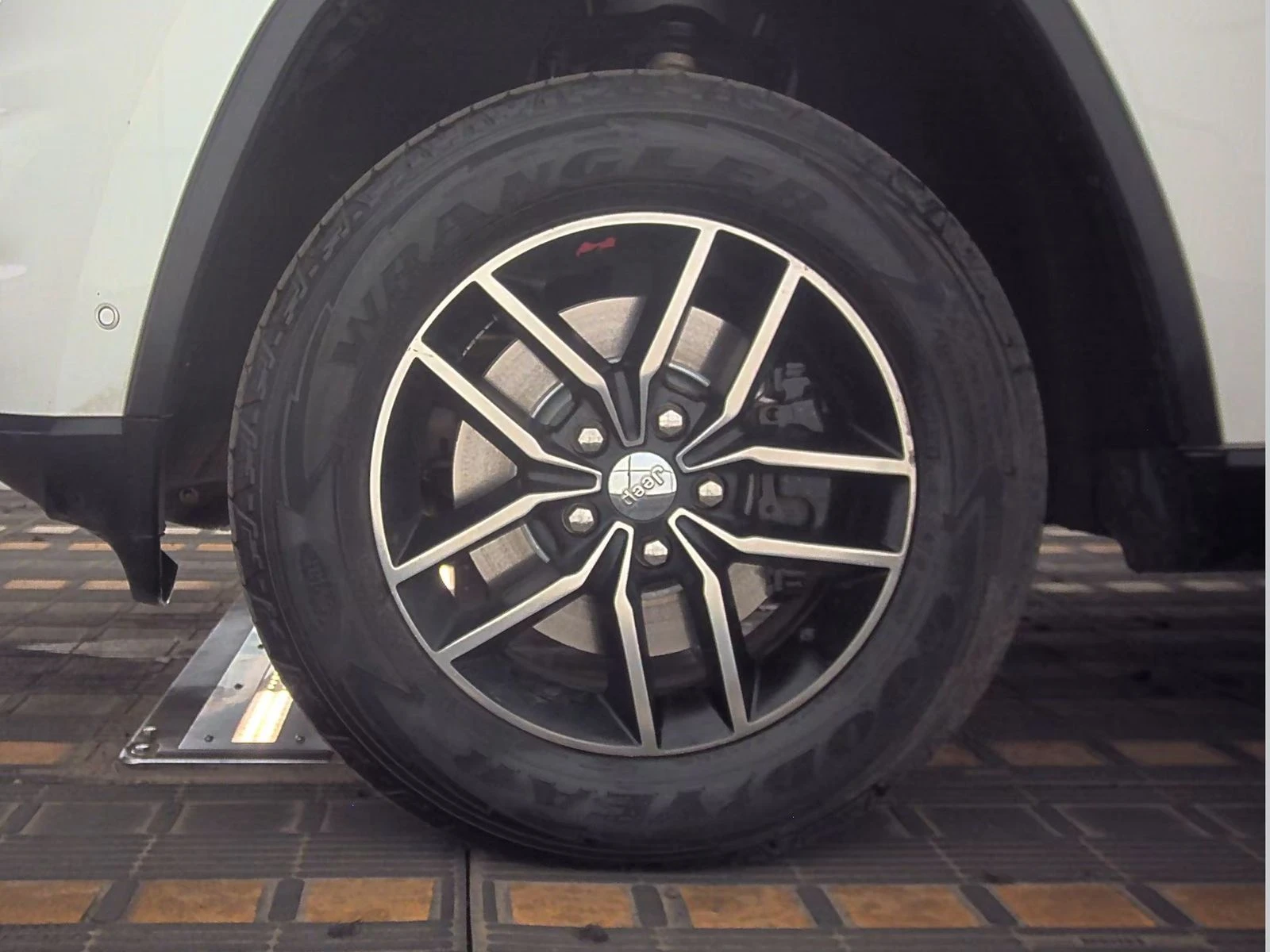 Jeep Grand cherokee TRAILHALK* 5.7* V8* 8ZF* ДИСТРОНИК* ОБДУХВАНЕ* КАМ - изображение 9