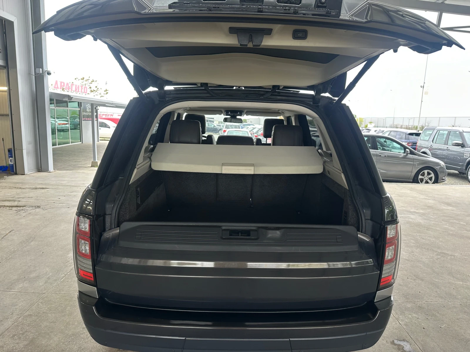 Land Rover Range rover 3.0TDV6* 250ps* 4x4* НАВИ* ПАНОРАМА* КАМЕРА, снимка 13 - Автомобили и джипове - 54341130