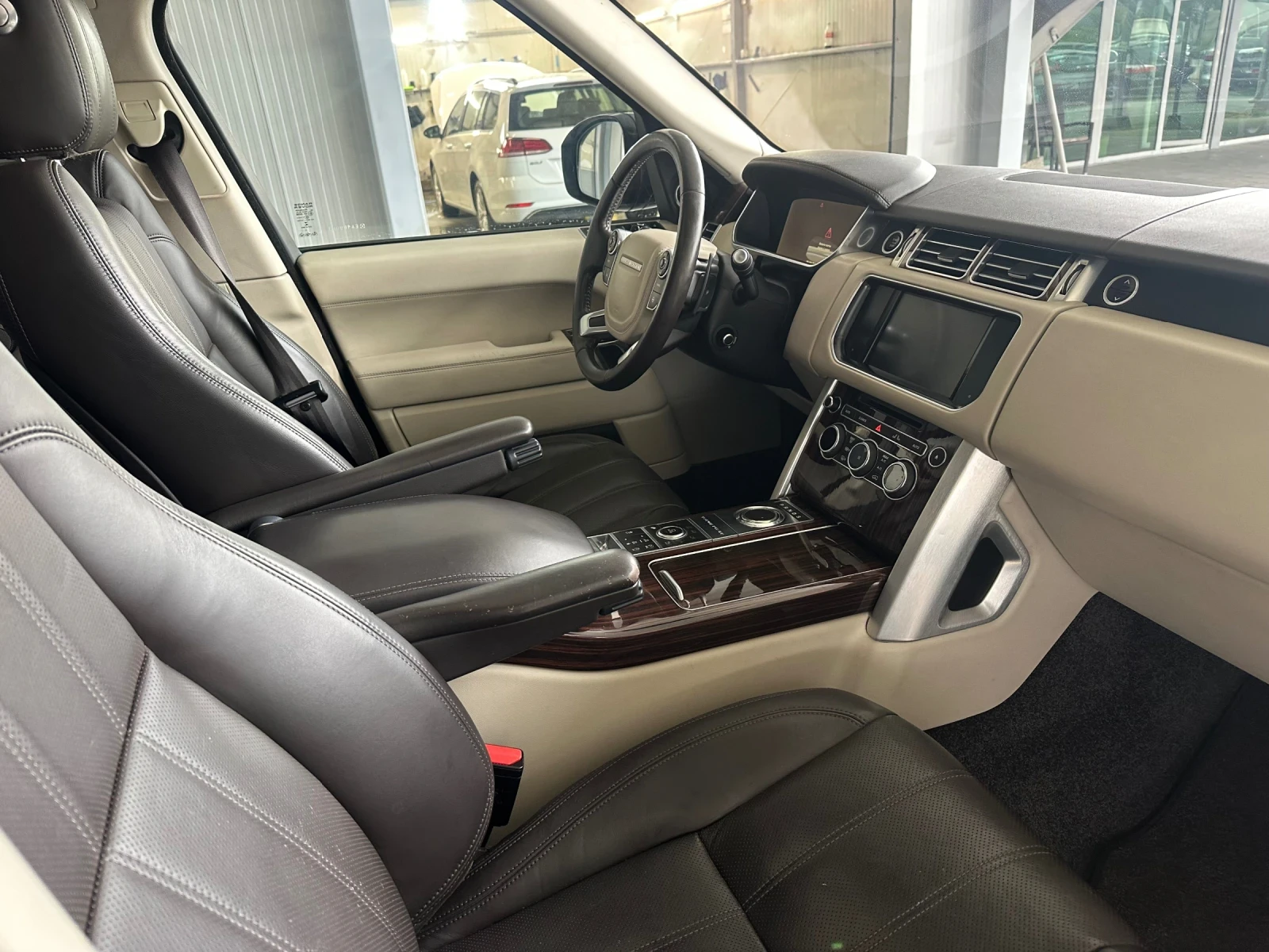 Land Rover Range rover 3.0TDV6* 250ps* 4x4* НАВИ* ПАНОРАМА* КАМЕРА, снимка 10 - Автомобили и джипове - 54341130