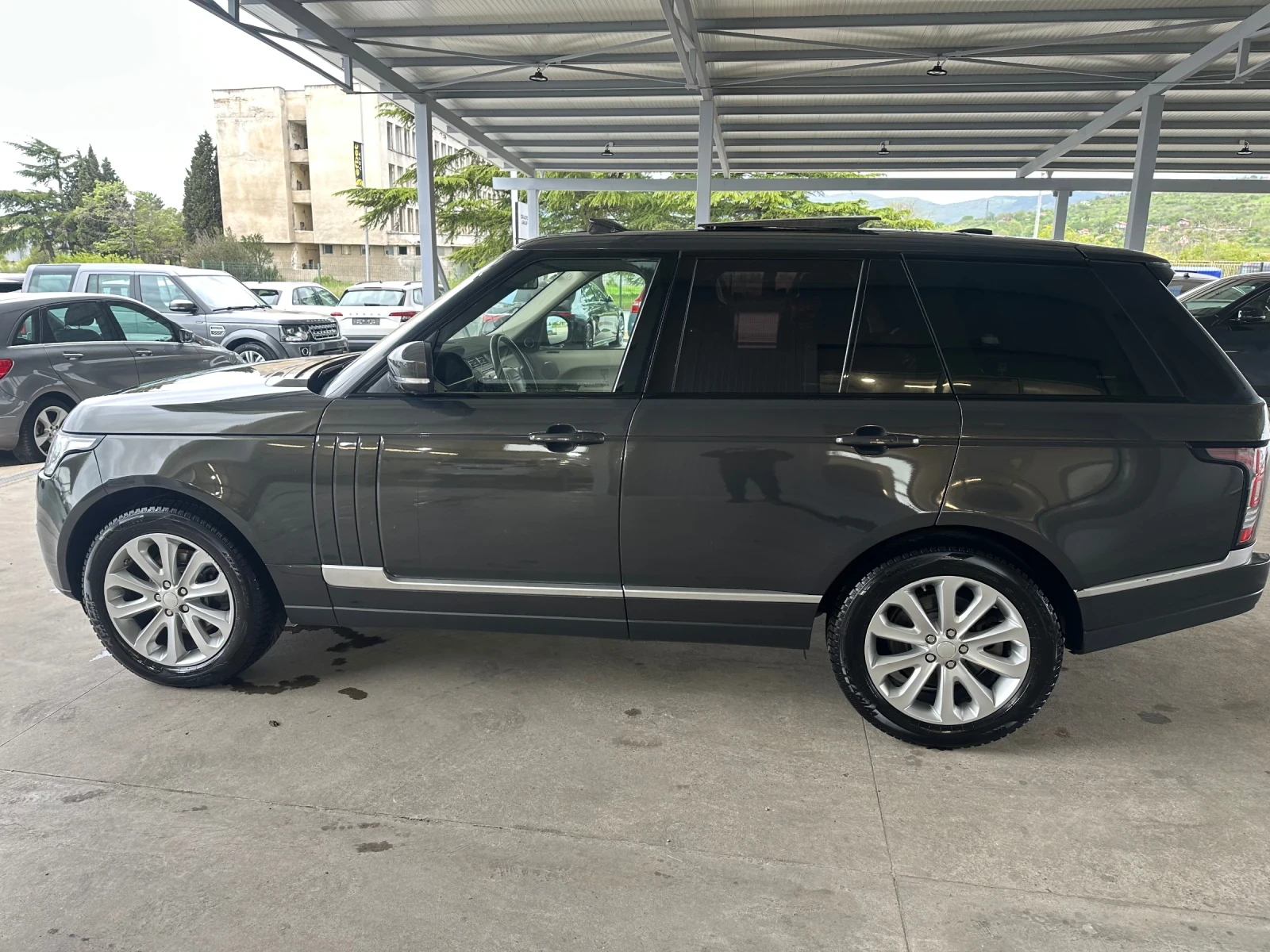Land Rover Range rover 3.0TDV6* 250ps* 4x4* НАВИ* ПАНОРАМА* КАМЕРА, снимка 8 - Автомобили и джипове - 54341130
