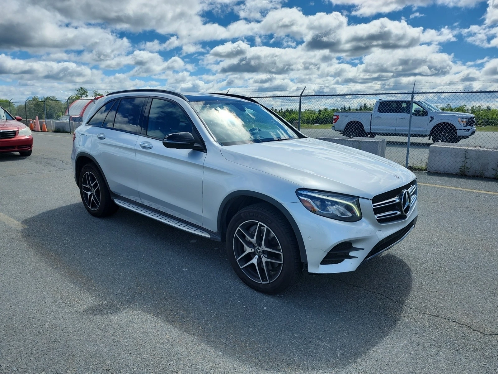 Mercedes-Benz GLC 300 * * BURMESTER * * CARFAX * * АВТО КРЕДИТ * * , снимка 2 - Автомобили и джипове - 55383388