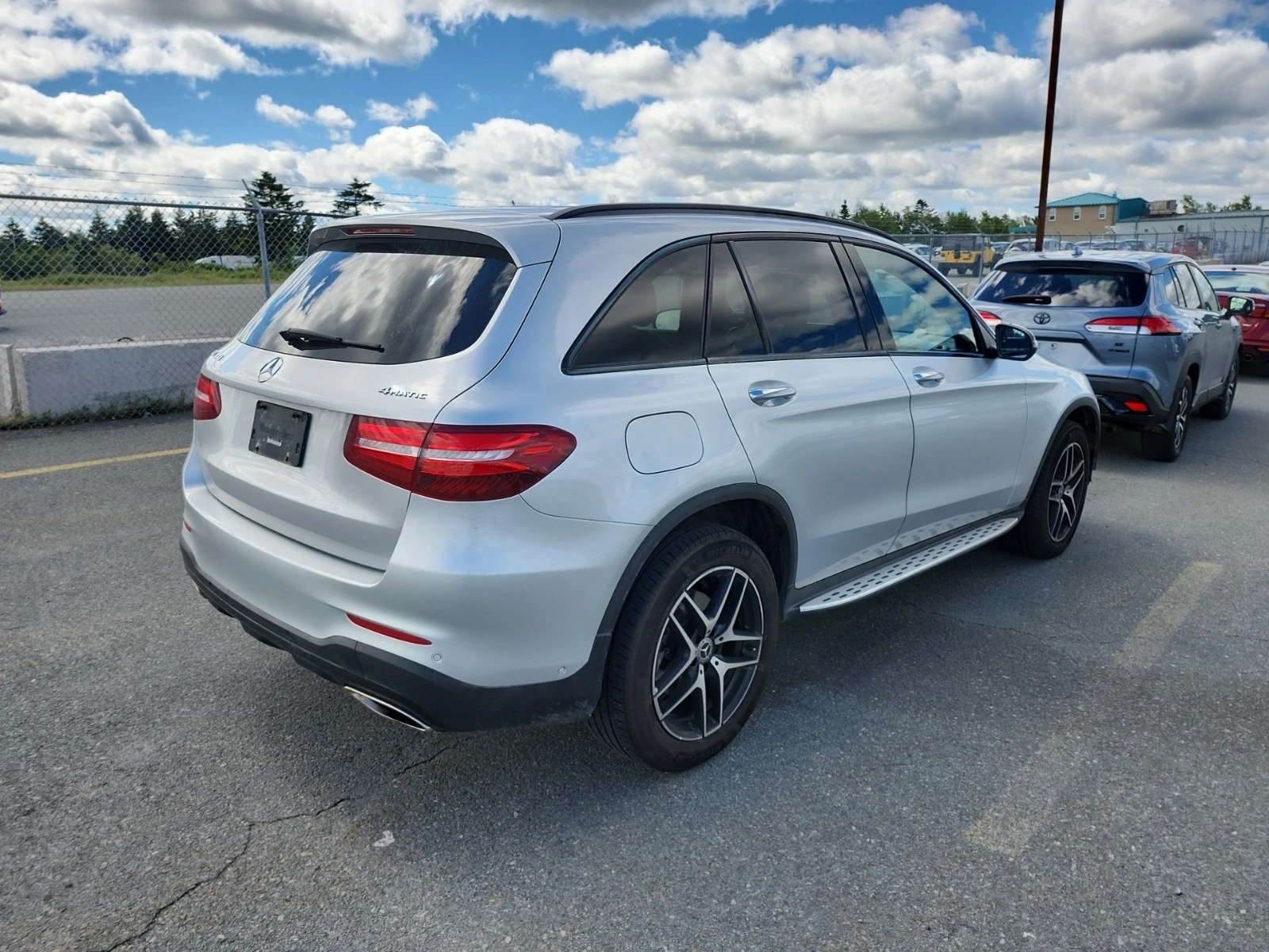 Mercedes-Benz GLC 300 * * BURMESTER * * CARFAX * * АВТО КРЕДИТ * * , снимка 3 - Автомобили и джипове - 55383388