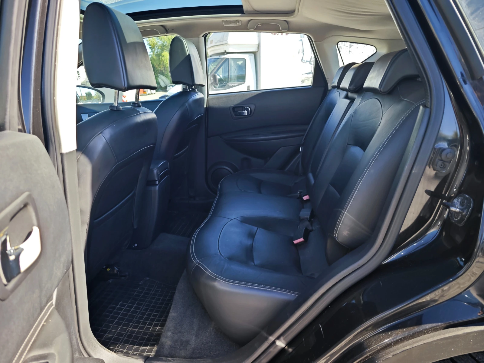 Nissan Qashqai 2.0 dCi 4x4 Automat, снимка 10 - Автомобили и джипове - 56331084