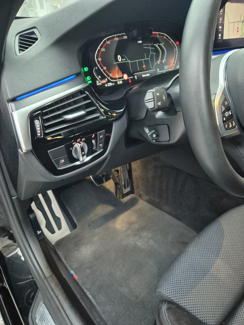 BMW 530 D/M Pack/Xdrive/12.21г/, снимка 13 - Автомобили и джипове - 53296023