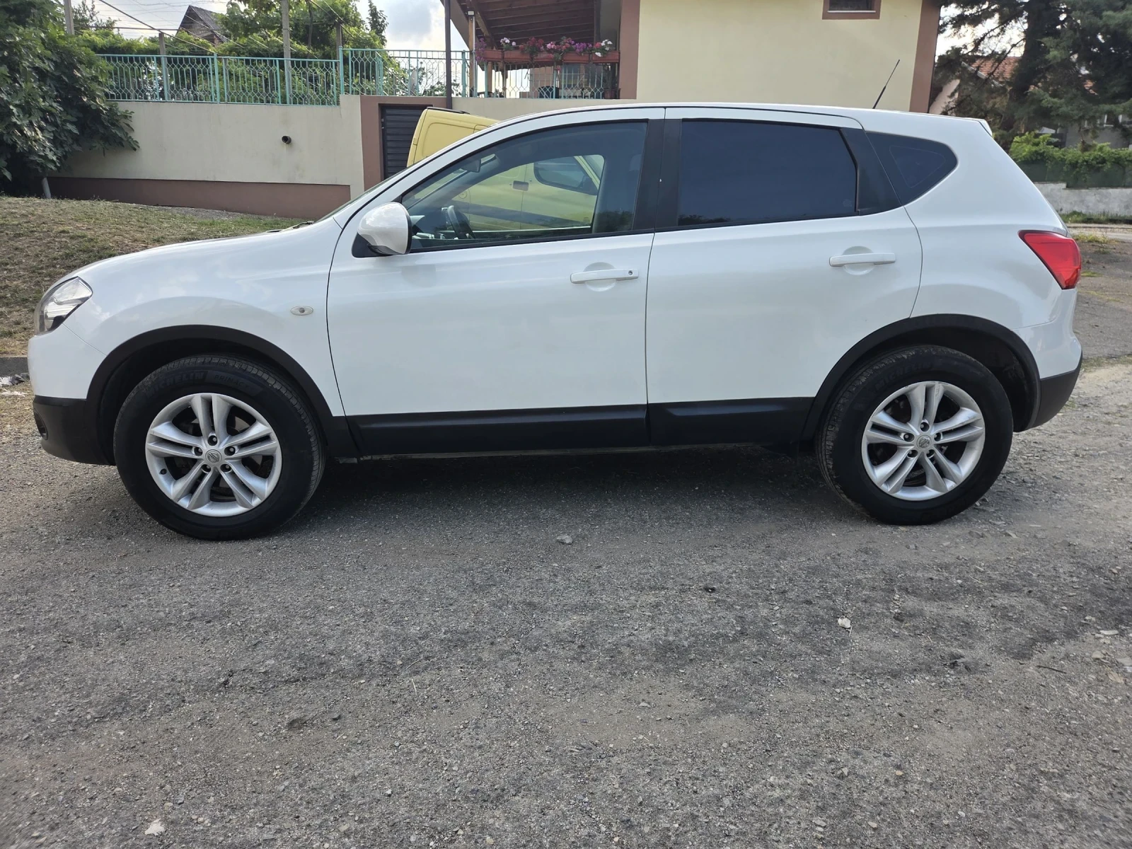 Nissan Qashqai 1.6i 117ps, снимка 4 - Автомобили и джипове - 55063759