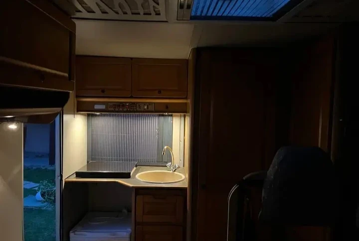 Кемпер Ford Transit, снимка 12 - Каравани и кемпери - 56746701