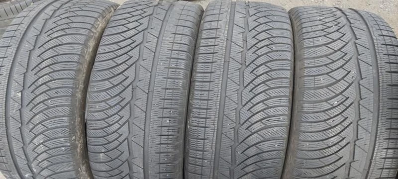 Гуми Зимни 245/40R18, снимка 1 - Гуми и джанти - 30919399