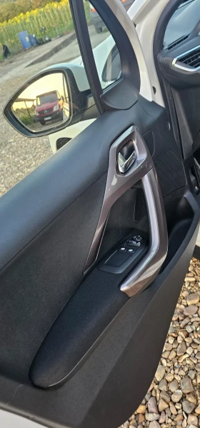 Peugeot 2008 1.2 /82ks/ Реални километри!!!, снимка 13