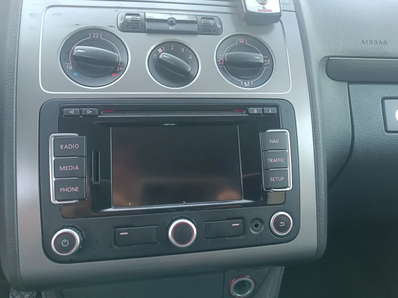 VW Touran 1.9 TDI 7 местен , снимка 9 - Автомобили и джипове - 52422397