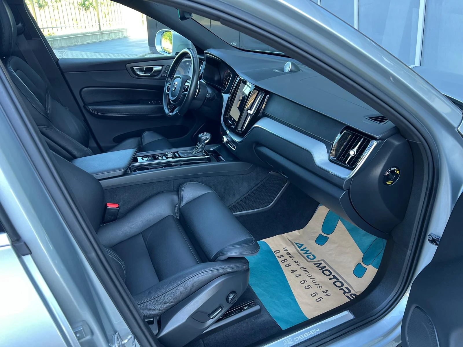 Volvo XC60 T6 R-Design Панорама Дистроник Keyless Carplay - изображение 7
