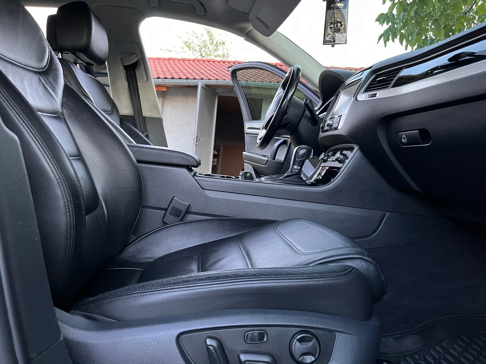 VW Touareg 3.0TDI240К.С./ НАВИ/КОЖА/ЛЕД/, снимка 10 - Автомобили и джипове - 54243129