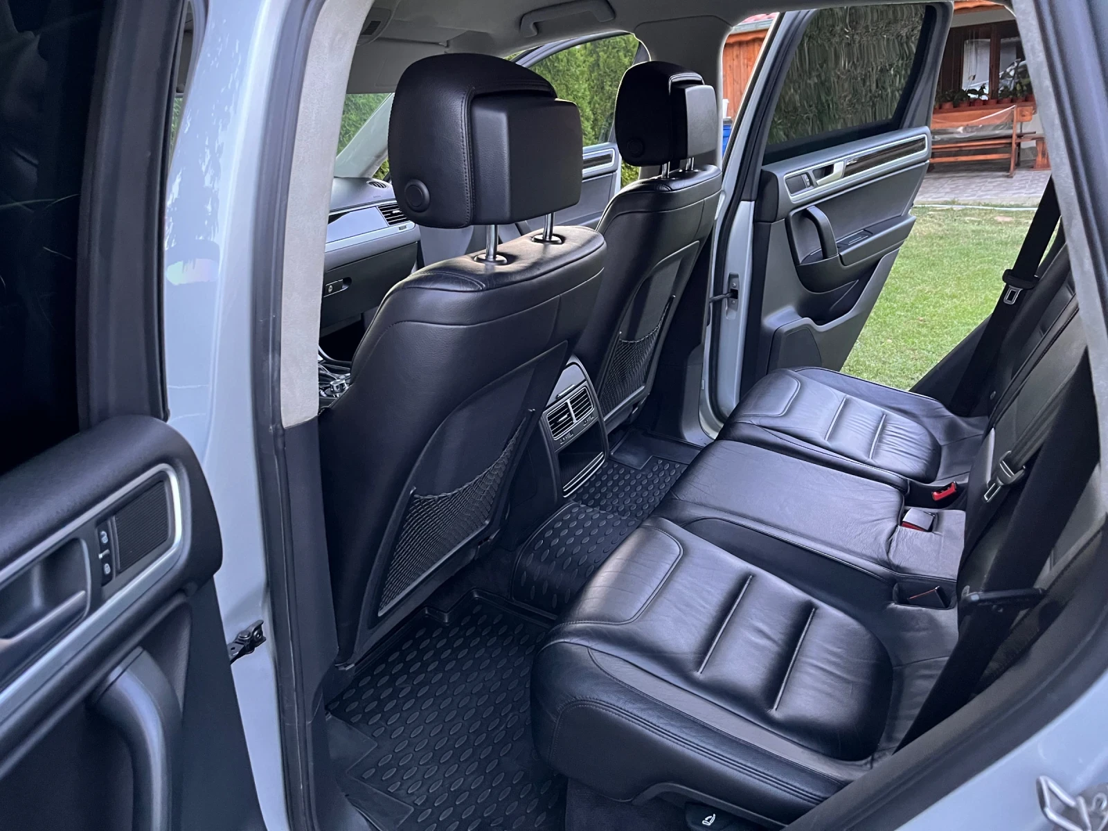 VW Touareg 3.0TDI240К.С./ НАВИ/КОЖА/ЛЕД/, снимка 12 - Автомобили и джипове - 54243129