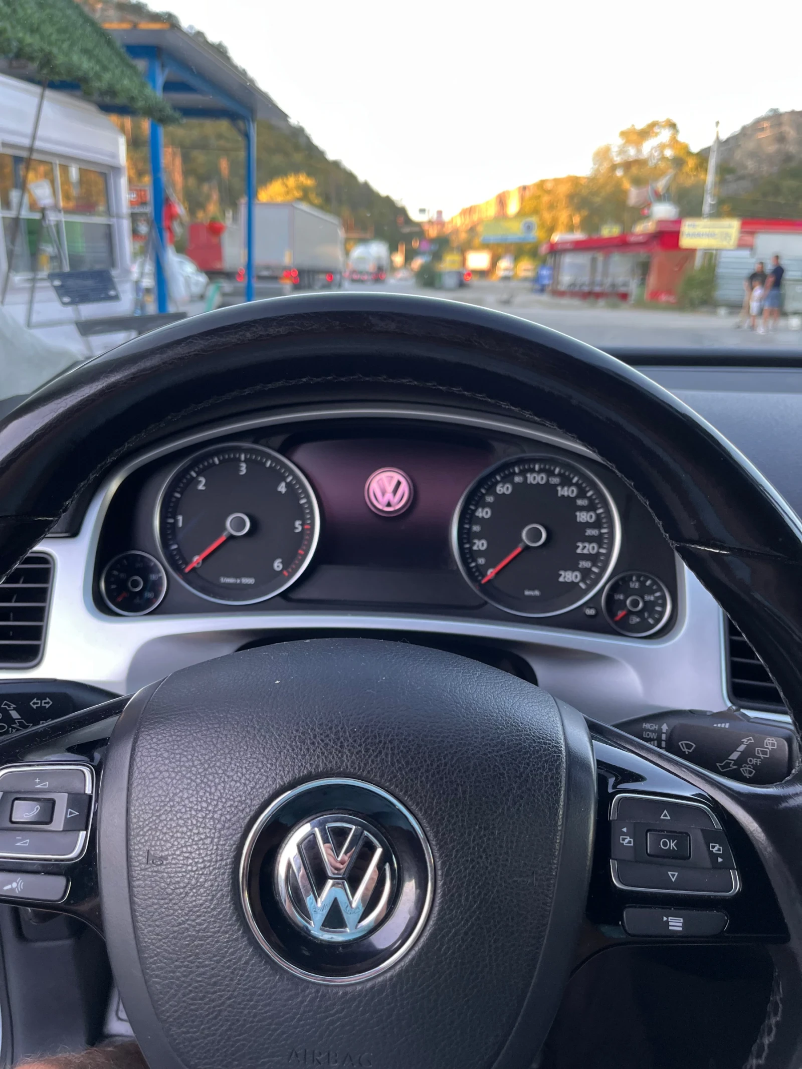 VW Touareg 3.0TDI240К.С./ НАВИ/КОЖА/ЛЕД/, снимка 7 - Автомобили и джипове - 54243129