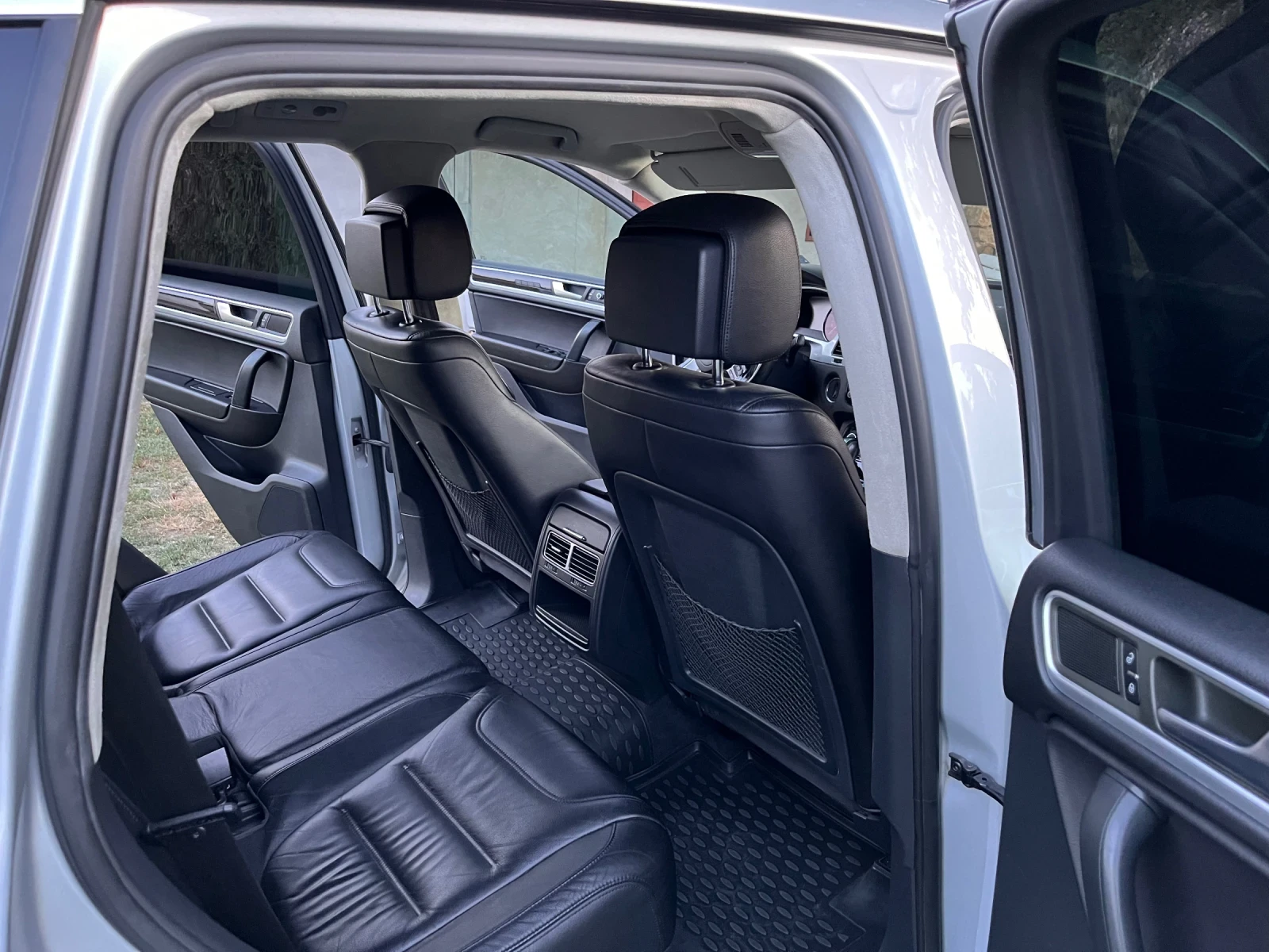 VW Touareg 3.0TDI240К.С./ НАВИ/КОЖА/ЛЕД/, снимка 11 - Автомобили и джипове - 54243129