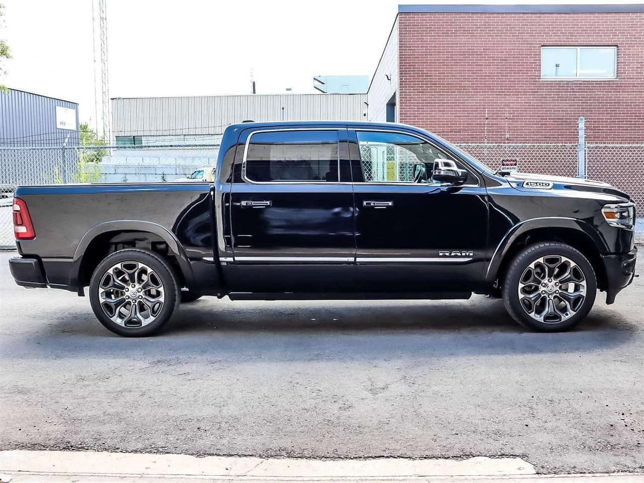 Dodge RAM 1500  Limited / CARFAX / CAMERA / ВЪЗДУХ / ОБДУХВАНЕ , снимка 3 - Автомобили и джипове - 54619233