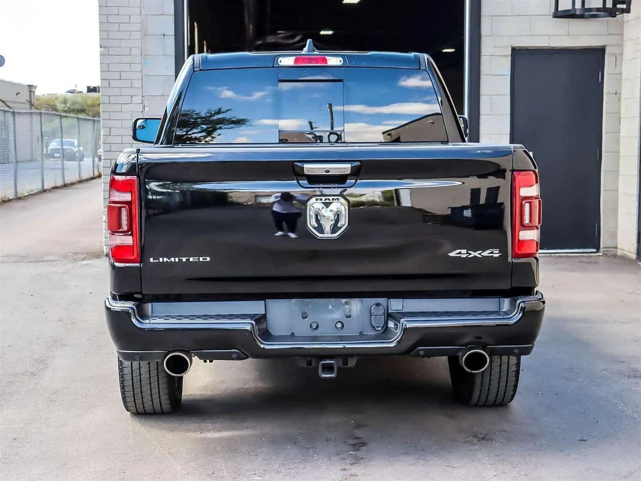 Dodge RAM 1500  Limited / CARFAX / CAMERA / ВЪЗДУХ / ОБДУХВАНЕ , снимка 4 - Автомобили и джипове - 54619233