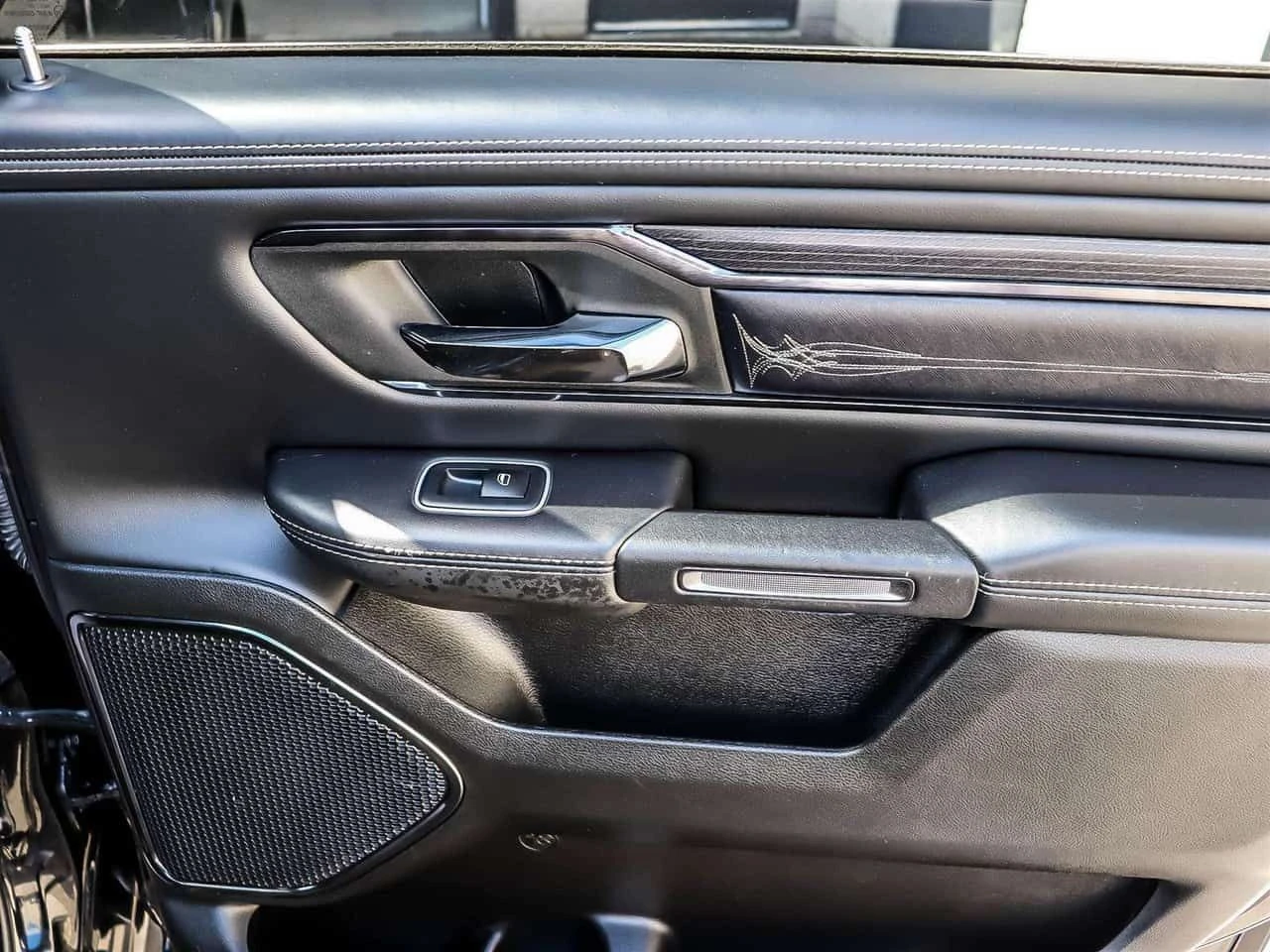 Dodge RAM 1500  Limited / CARFAX / CAMERA / ВЪЗДУХ / ОБДУХВАНЕ , снимка 14 - Автомобили и джипове - 54619233