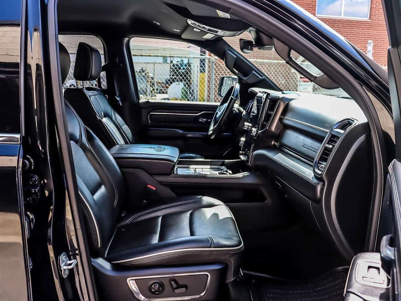 Dodge RAM 1500  Limited / CARFAX / CAMERA / ВЪЗДУХ / ОБДУХВАНЕ , снимка 13 - Автомобили и джипове - 54619233